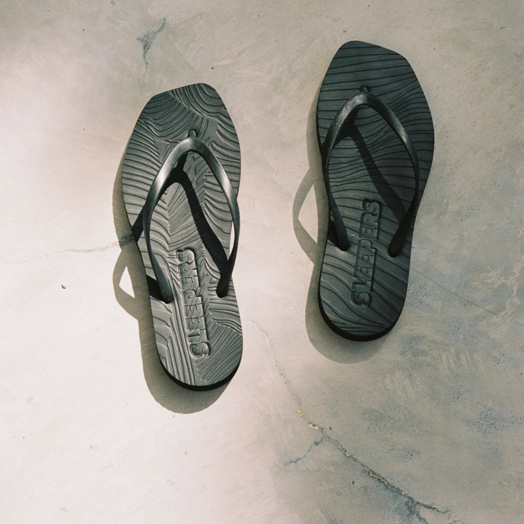 SLEEPERS TAPERED FLIP FLOPS BLACK